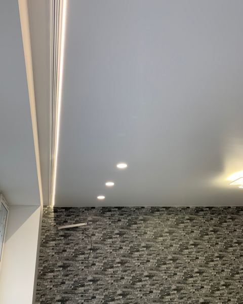 Фото натяжных потолков с нишей под карниз