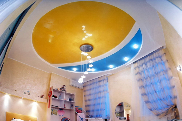 Цветной натяжной потолок в детскую комнату