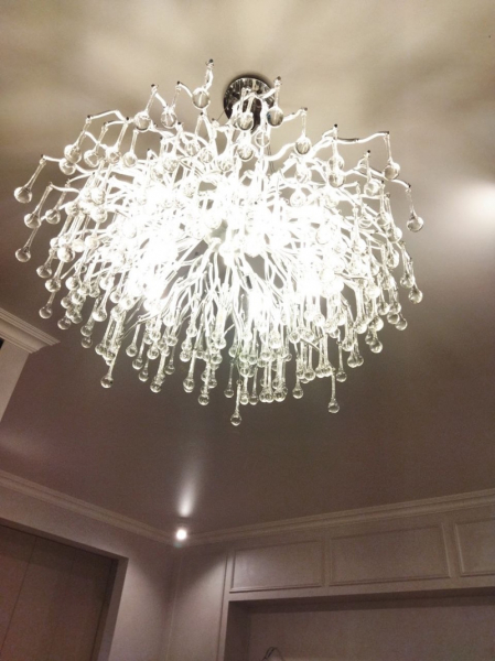 Дизайнерский потолок с теневым профилем и световыми линиями