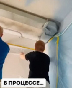 Укрываем чистовые стены самоклеющейся защитной плёнкой перед монтажом