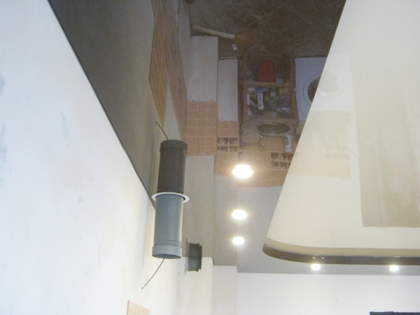 Глянцевые натяжной потолок на кухне частного дома