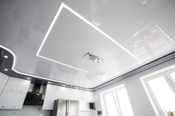 Фото глянцевого натяжного потолка на кухню