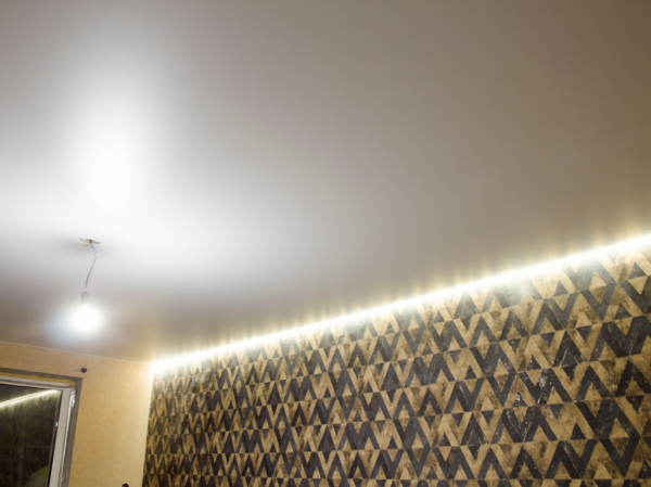 Пример парящего натяжного потолка в гостиную