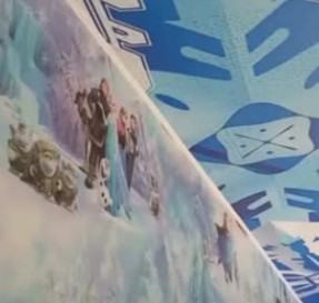 Глянцевый натяжной потолок с фотопечатью "Снежинки" в детской комнате